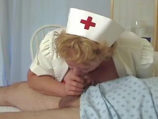 Zralý zdravotní sestra dává speciální léčba video