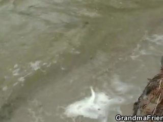 Два buddies вибух бабуся у lake