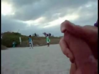 Amerikkalainen matkailualueen nykiminen päällä the ranta kun taas nainen passing mukaan video-