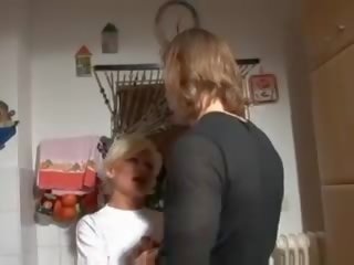 Karštas blondinė vokiškas senelė susitrenkiau į virtuvė
