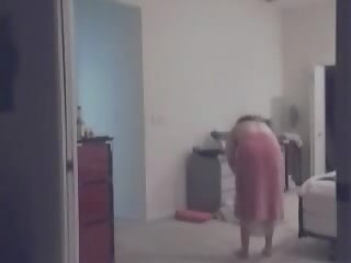 Eldre kvinne avkledning - spionering kamera