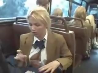 Blondine kindje zuigen aziatisch jongens lul op de bus