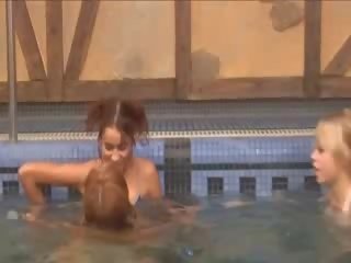 Sexy lezzies im die schwimmen schwimmbad