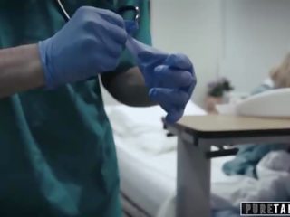 Pure tabu perv medico ger tonårs patienten vaginaen tentamen