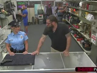 Sexy polic grua dëshiron në pawn të saj weapon dhe përfundon lart fucked nga shawn