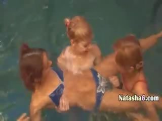 Seksi lezzies di itu berenang kolam renang
